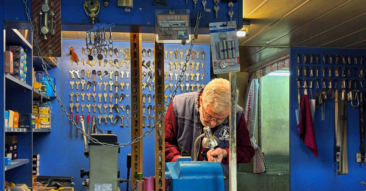 What Is the Average Salary for a Locksmith in Las Vegas? — Paradise Locksmiths NV